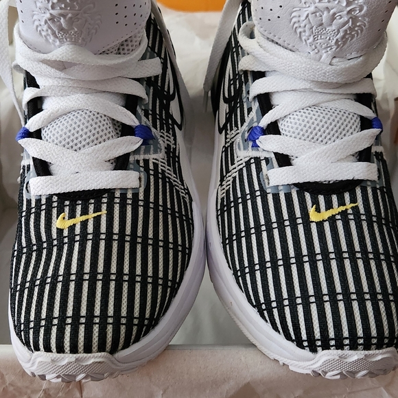 Nike - Picture 10 of 16